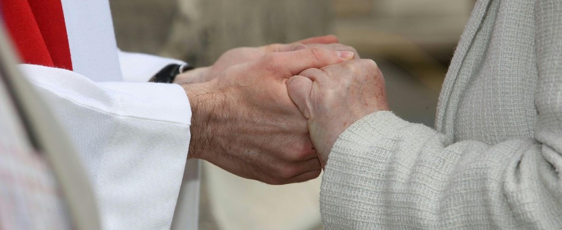 Norme Covid: in Chiesa tornano l’acqua santiera e il segno della pace, le nuove indicazioni