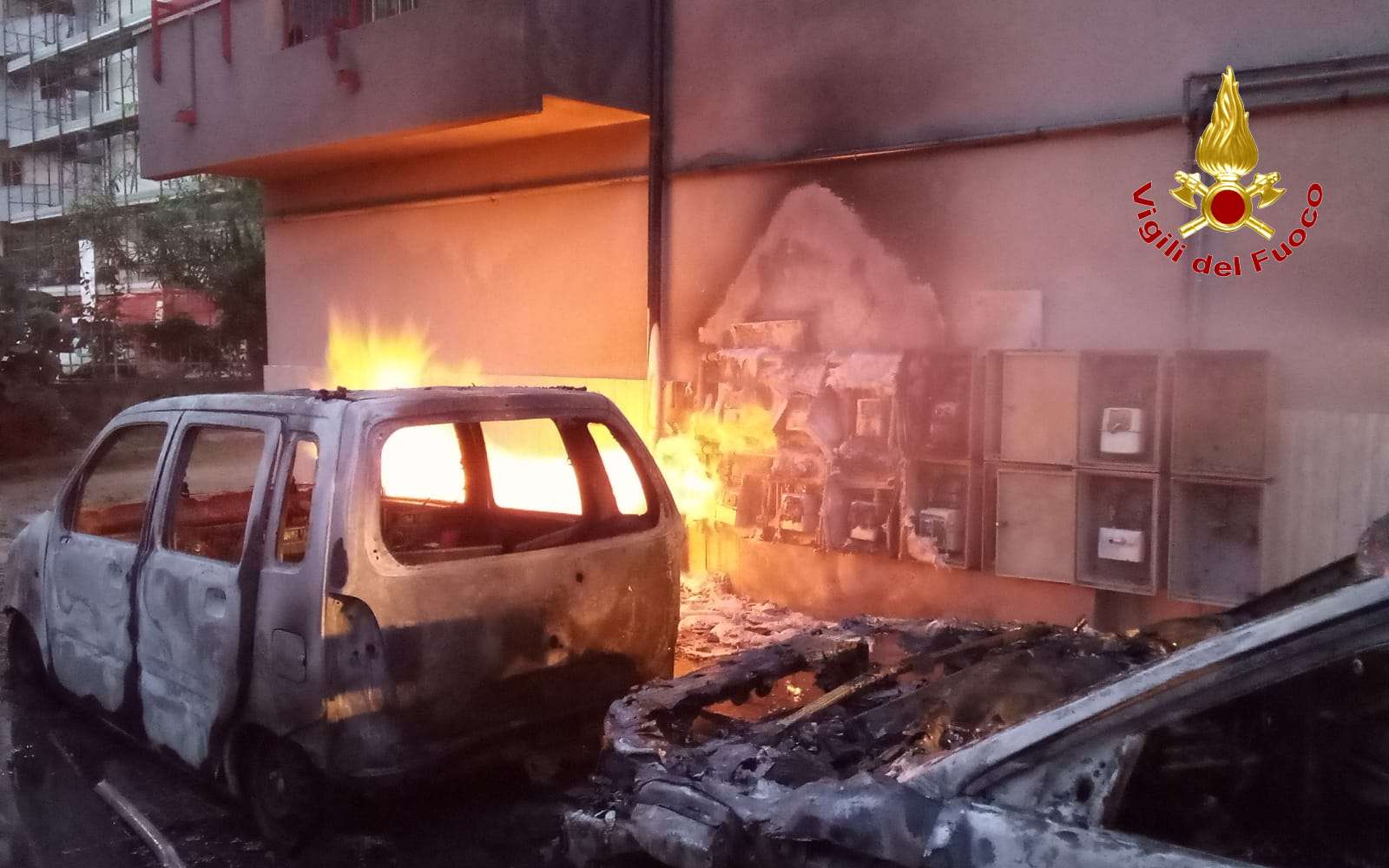 In fiamme due auto e diversi contatori gas. Evacuata una palazzina (FOTO)
