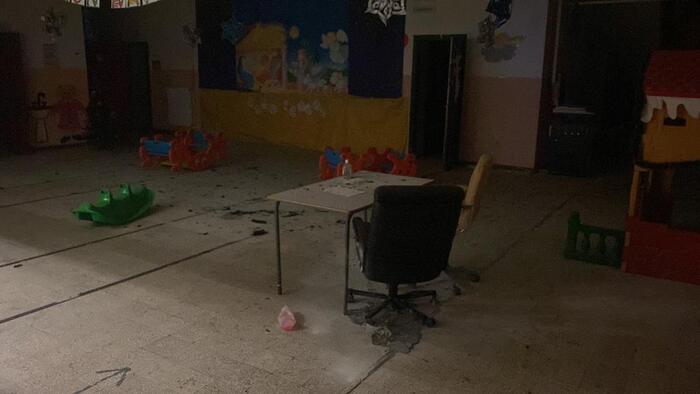 Vandali appiccano incendio in una scuola. Fiamme spente da agente di polizia privata
