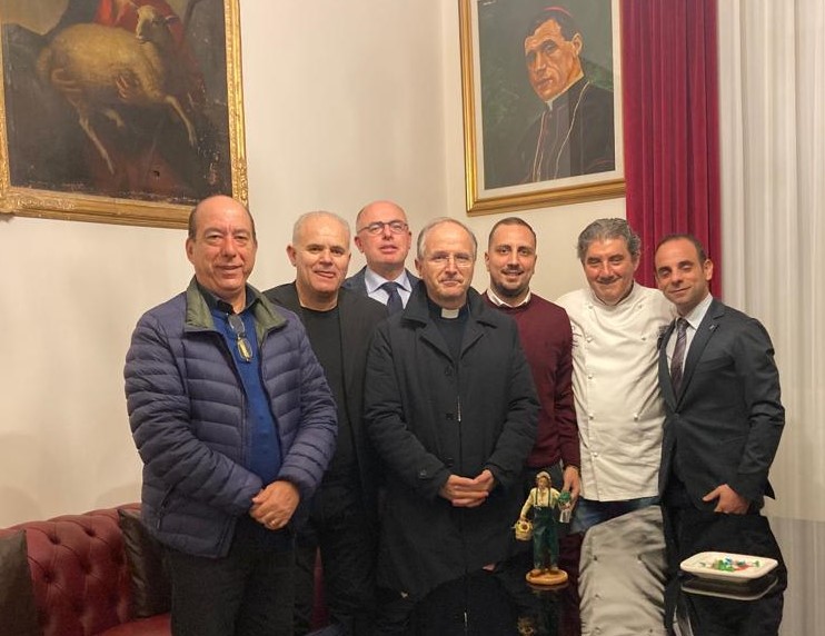Coldiretti a Confartigianato hanno donato all’Arcivescovo Metropolita di Reggio Calabria una statuetta del presepe