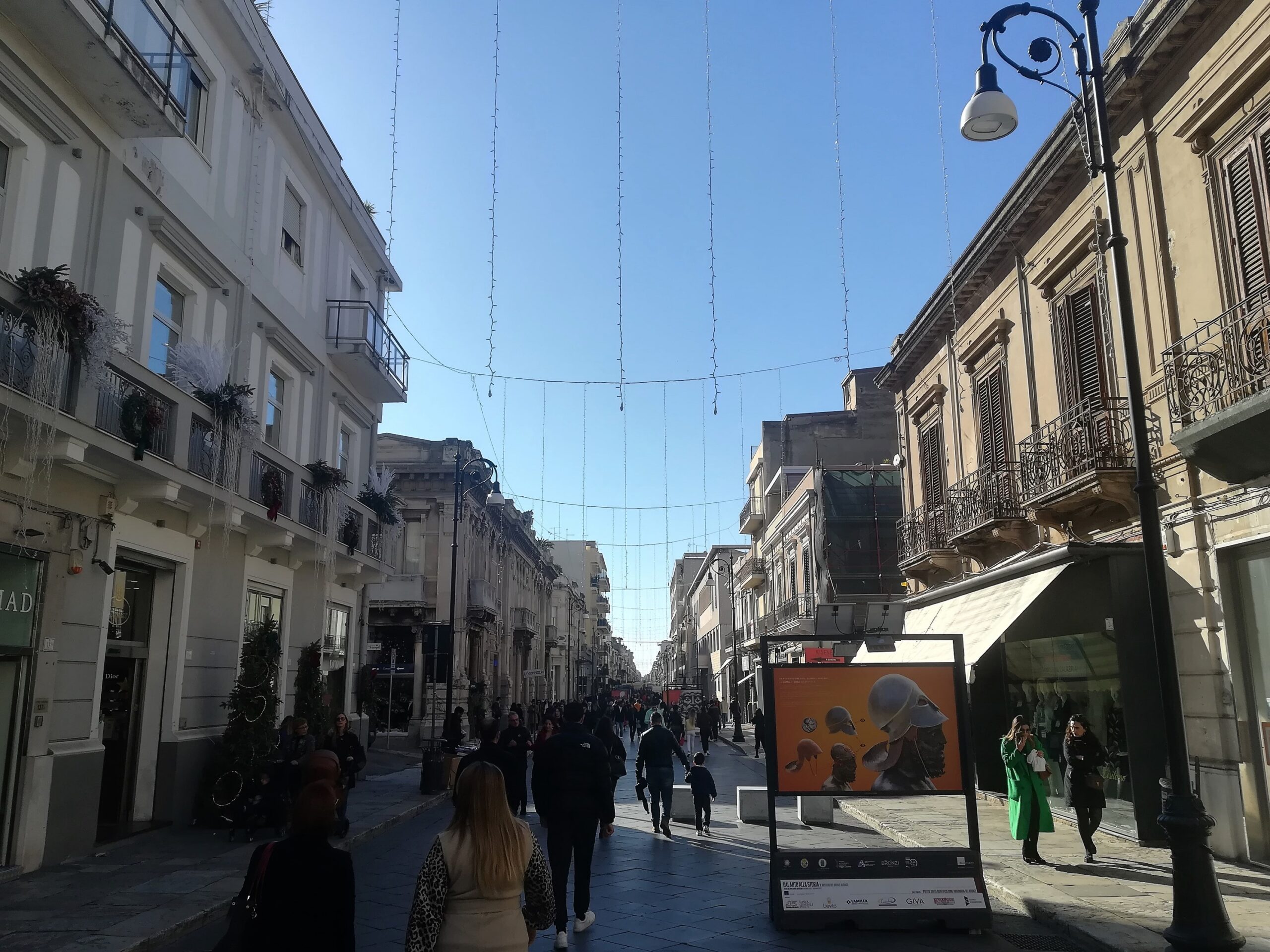 Confcommercio: i consumi a Natale tengono. L’attesa adesso è per i saldi di gennaio, ma bollette e inflazione frenano le spese