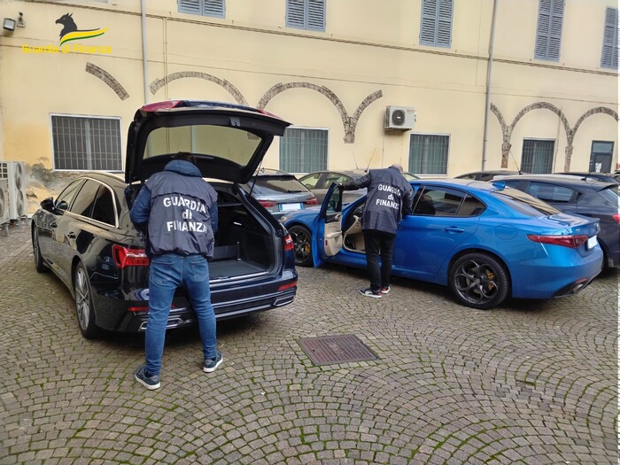 Truffa sugli immobili in Emilia Romagna: sequestrate auto di lusso. Coinvolto un calabrese