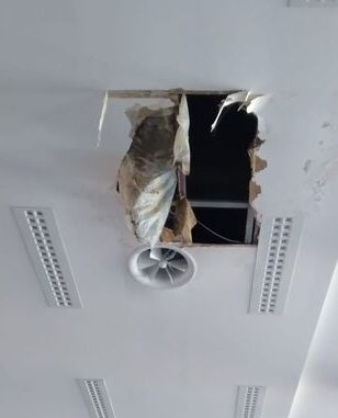 Cosenza, crolla parte del soffitto della sala consiliare. Nessun ferito