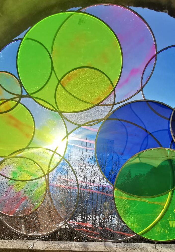 Domenica a Rende si inaugura l’opera ambientale di Pirri: il castello si colora con l’installazione “Senza titolo”