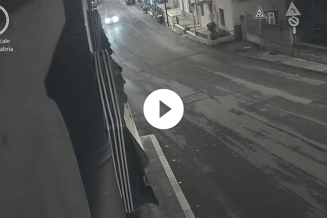 Reggio Calabria – Terribile incidente: giovane perde il controllo dell’auto, poi carambola e testa coda (VIDEO)