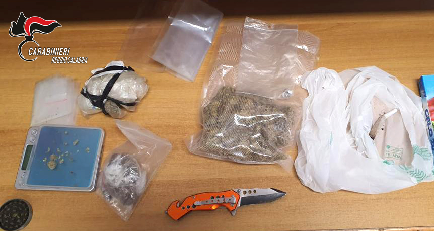 Reggio Calabria – Fermato in una via del centro con droga e un coltello nello zaino, arrestato