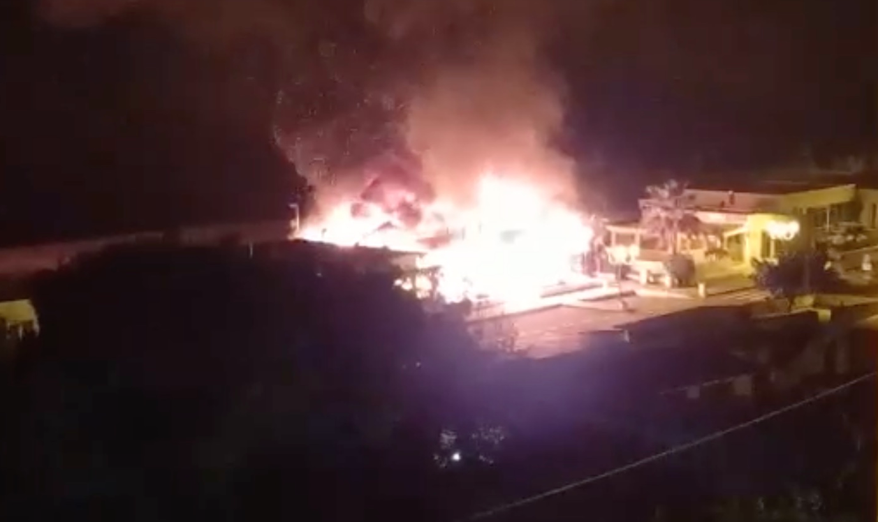 Lido balneare divorato dalle fiamme sul lungomare di Scalea