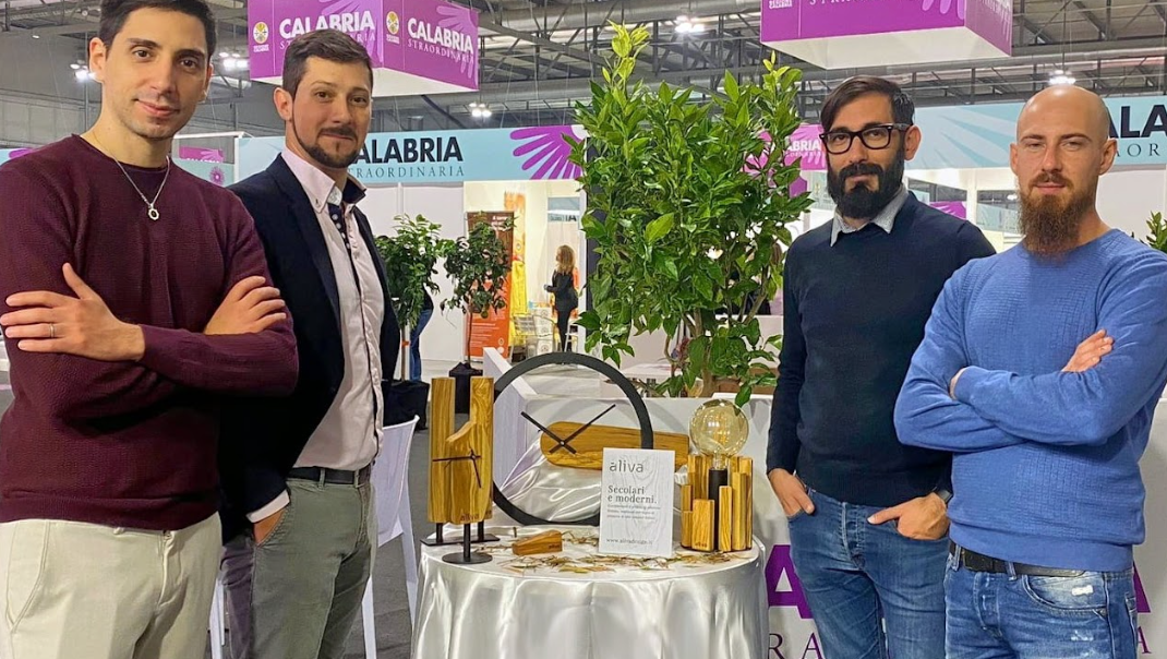 Quattro ragazzi calabresi creano “Aliva”, complementi d’arredo con legno di potatura di ulivi, per preservare questi “mitologici” alberi