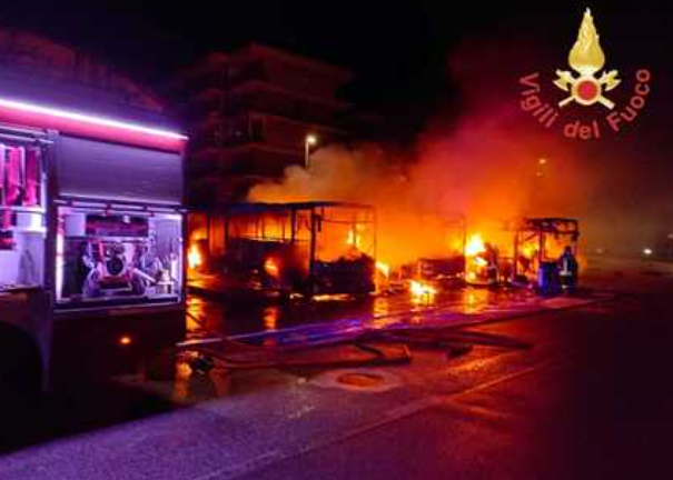 Rogo distrugge 3 bus autolinee in Calabria, non escluso dolo