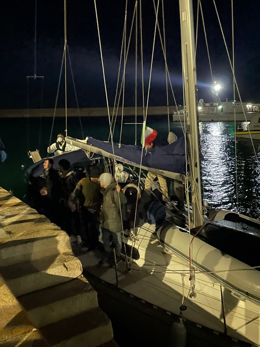 Sbarco di migranti a Crotone, arrivati in 62