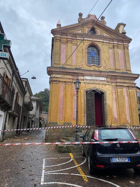 Maltempo in Calabria: fulmine colpisce croce facciata chiesa