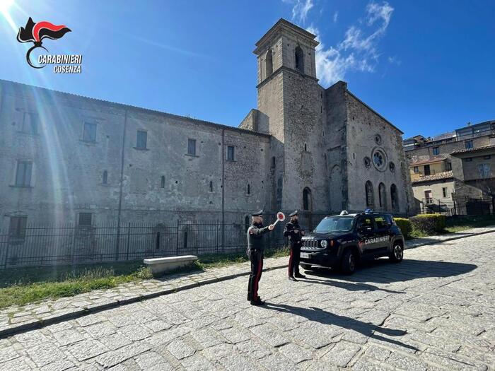 Strappa collana d’oro dal collo di un’anziana, arrestato dai Carabinieri