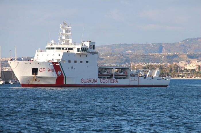 A Reggio Calabria nave Dattilo con 589 migranti a bordo