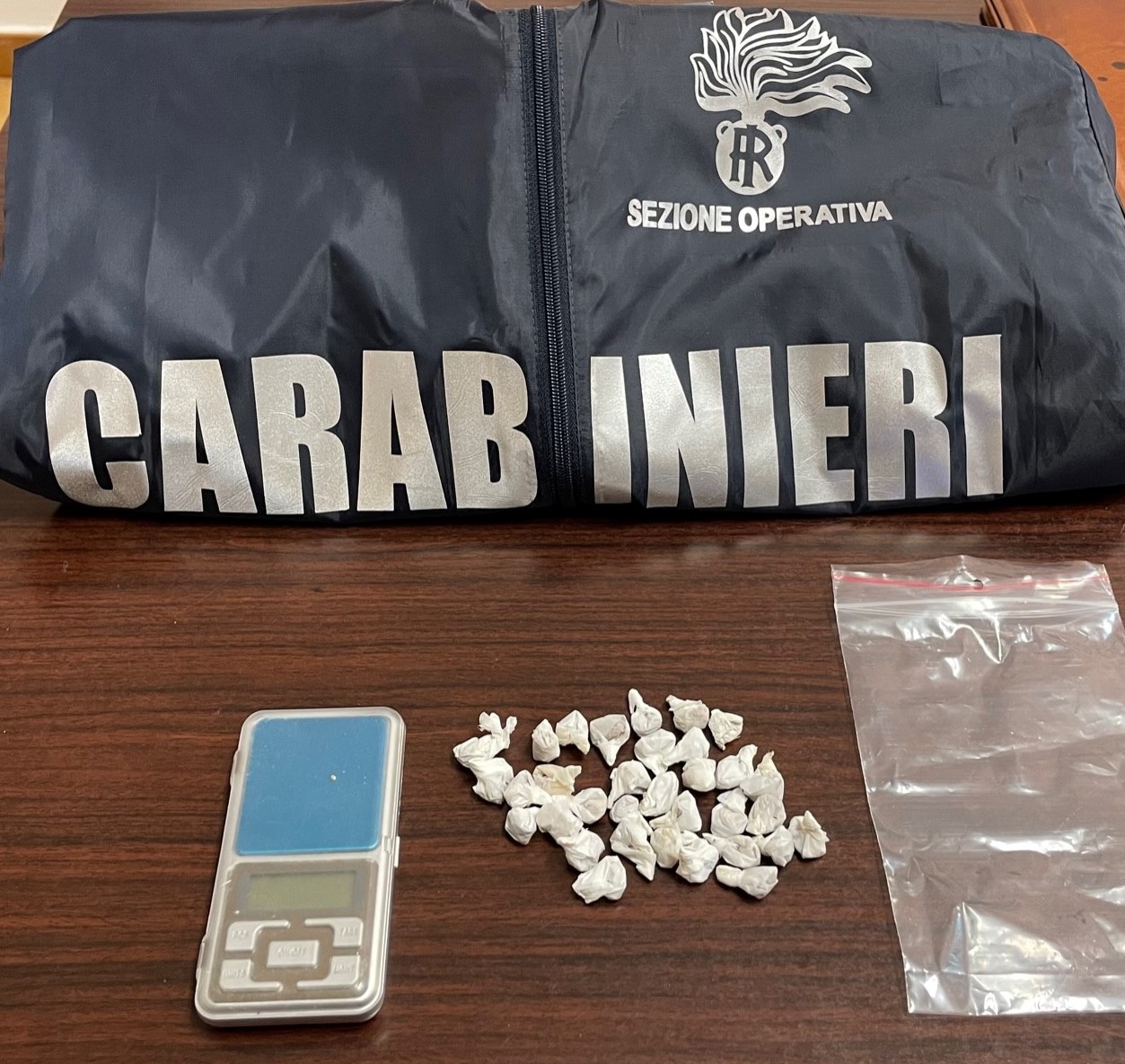 Spaccio di stupefacenti nel quartiere “300 alloggi” a Crotone: un arresto