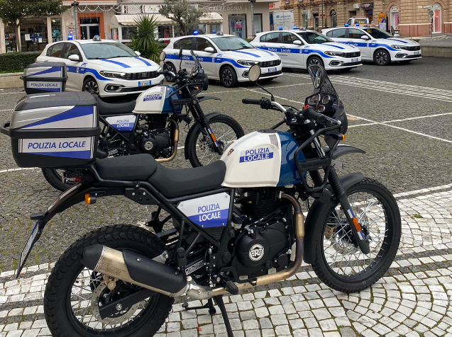 Crotone – Presentato il nuovo parco moto e auto della Polizia Locale