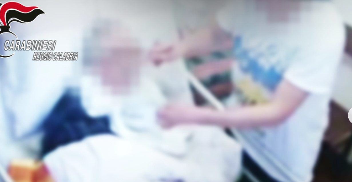 Anziana maltrattata e abbandonata: arrestata badante nel Reggino (VIDEO)