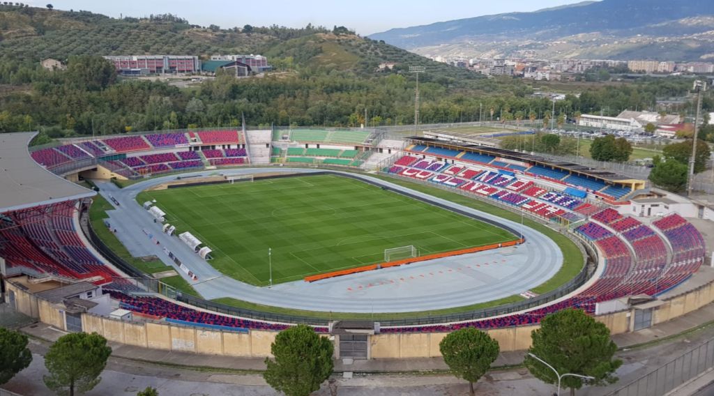 Nervi tesissimi a Cosenza: si va subito in ritiro in vista della Reggina