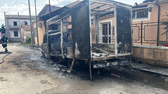 Incendiato furgone ditta che lavora per comune del vibonese