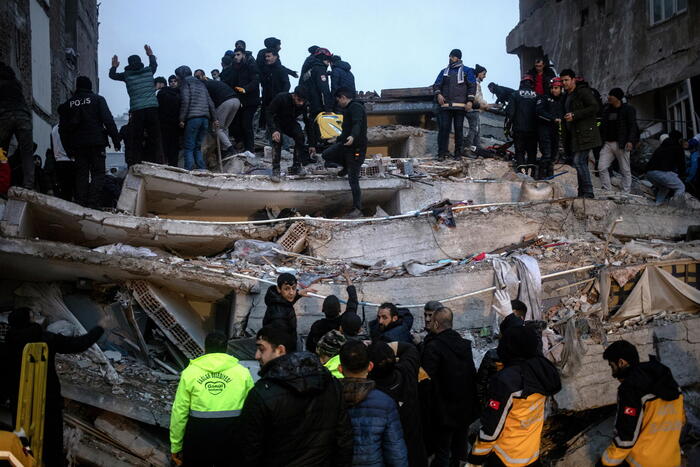 Forte terremoto tra Turchia e Siria. Revocata l’allerta tsunami in Italia