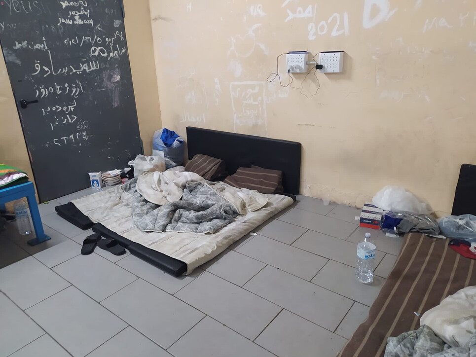 Naufragio migranti, la denuncia: “Ecco come vivono i sopravvissuti di Cutro: senza letti né riscaldamento”