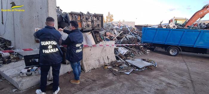 Sequestrate discariche abusive e fabbricato in Calabria