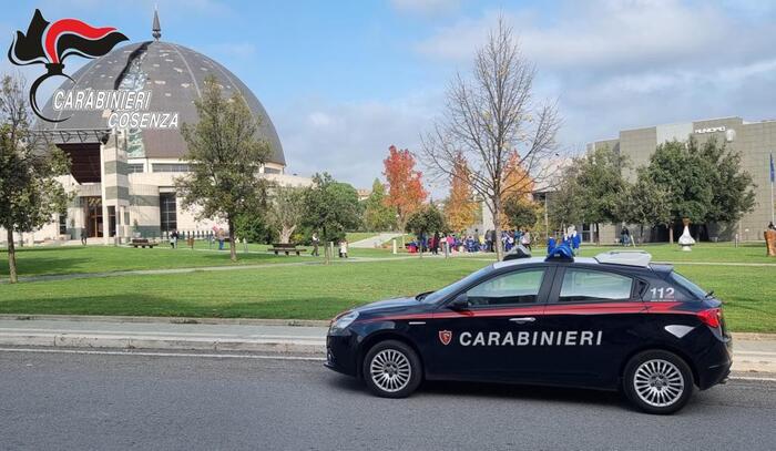 Era ai domiciliari ma spacciava in casa, arrestato