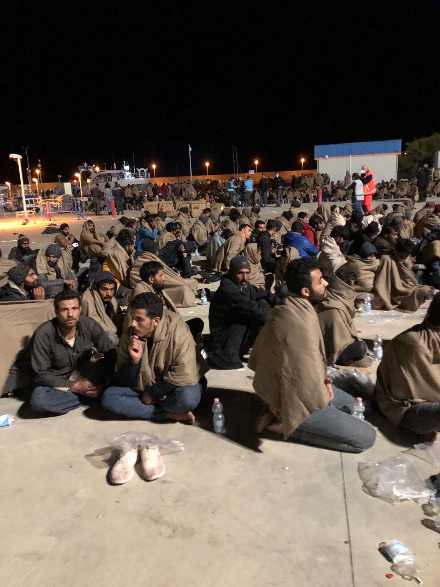 650 migranti a Roccella Jonica, il sindaco ZIto:”Hanno passato la notte sulla banchina”