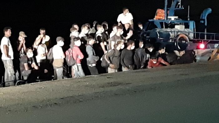 Arrivata in porto a Crotone barca con 500 migranti