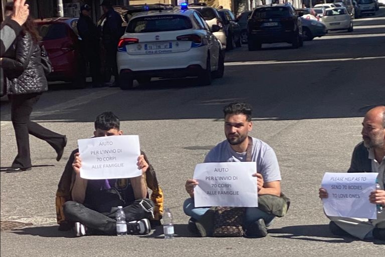 Naufragio migranti, il pool di avvocati che assiste le famiglie delle vittime invia intimazione urgente al Governo