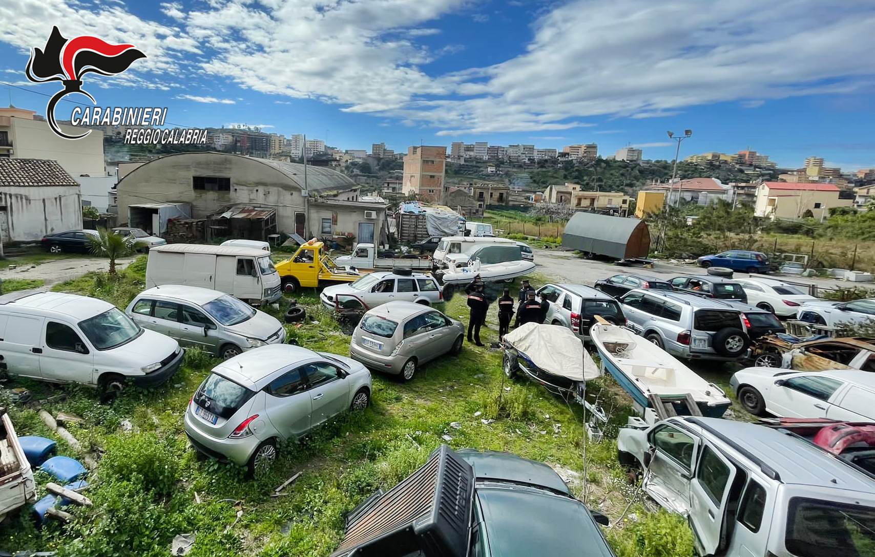 Reggio Calabria – Rinvenute carcasse di auto abbandonate, denunciato titolare di un deposito