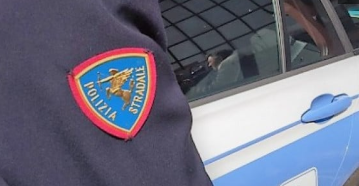 Ha un infarto mentre guida: agenti della Polstrada lo salvano