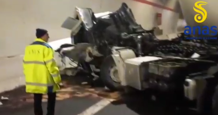 Cisterna di gas si ribalta sulla Salerno-Reggio Calabria. Ancora disagi in autostrada (VIDEO)