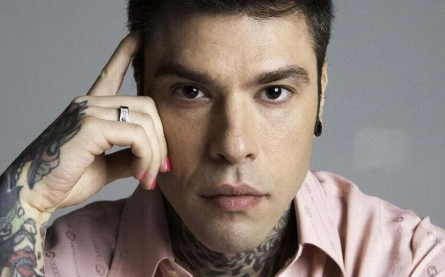 La provocazione di Fedez dopo la tragedia dei migranti a Cutro: “Voglio comprare una nave per salvarli”