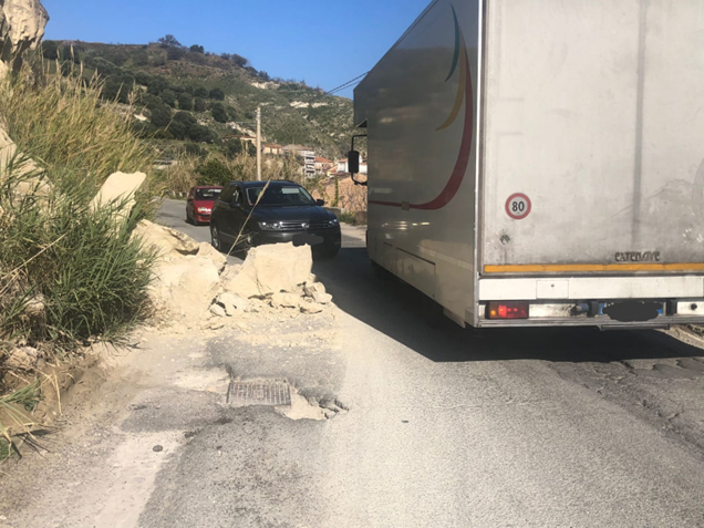 Reggio Calabria – La strada per Fiumara ormai impraticabile. Calabrò “Ad ogni temporale pericolo incredibile”