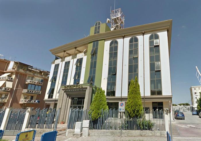 Schiaffi e pugni a coetanea ripresi con i cellulari e postati sui social: denunciati 7 minori