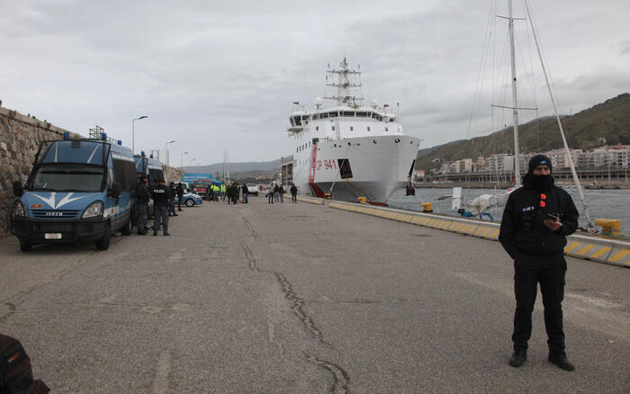 Arrivata a Reggio Calabria la nave Dattilo, a bordo quasi 600 migranti