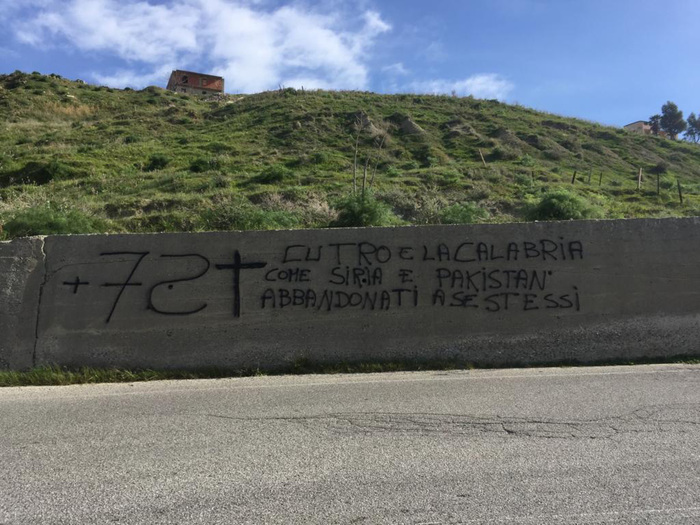 Naufragio migranti: scritte contro Piantedosi a Cutro
