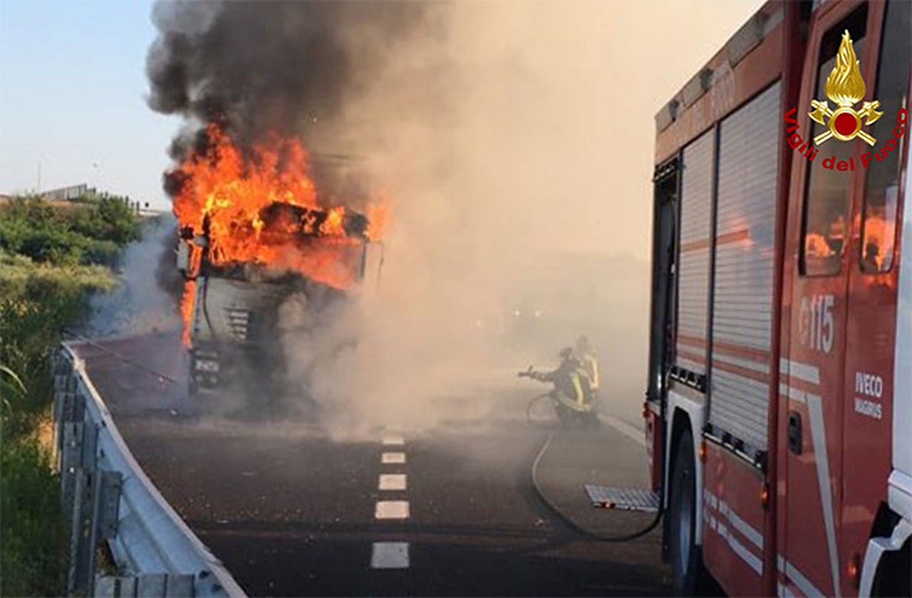 A2 Salerno-Reggio Calabria: camion in fiamme tra Sant’Onofrio e Pizzo, grasso animale in strada: circolazione bloccata