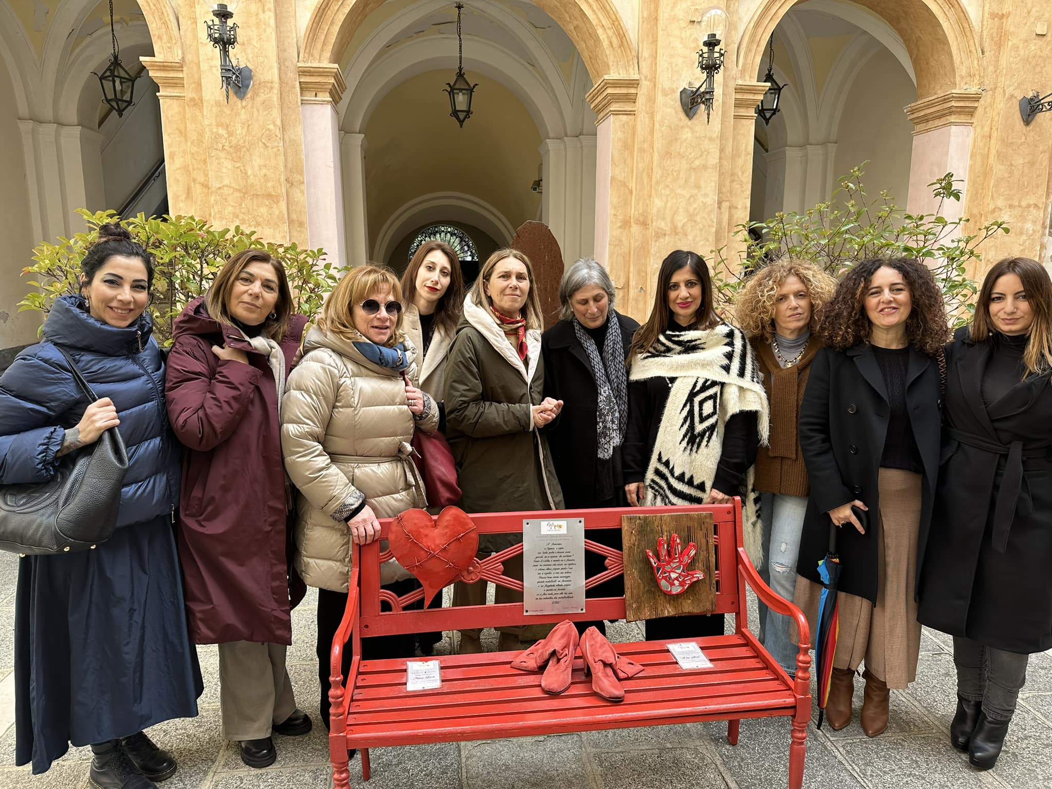 Catanzaro – Una panchina rossa donata al Comune ed installata all’ingresso di Palazzo de Nobili
