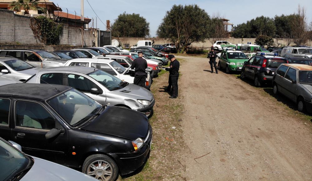 Auto abbandonate e rifiuti pericolosi: sequestrata officina nel Reggino