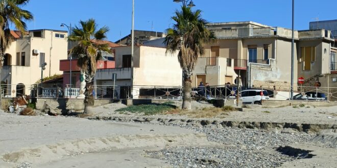 Reggio Calabria – Vizzari (Fi) sul lungomare di Catona: “Allibiti di fronte all’ennesimo disastro di questa Amministrazione comunale”