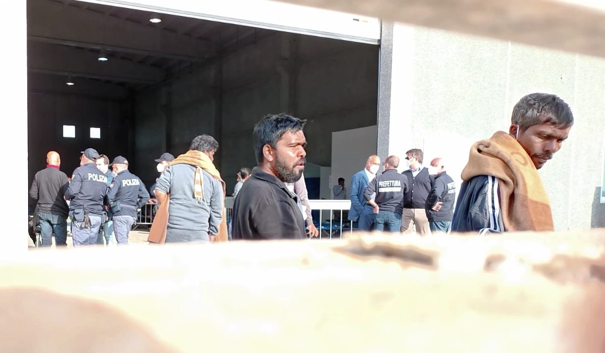 Lo Schiavo e Mammoliti al centro di accoglienza di Portosalvo: «Servono mediatori culturali»