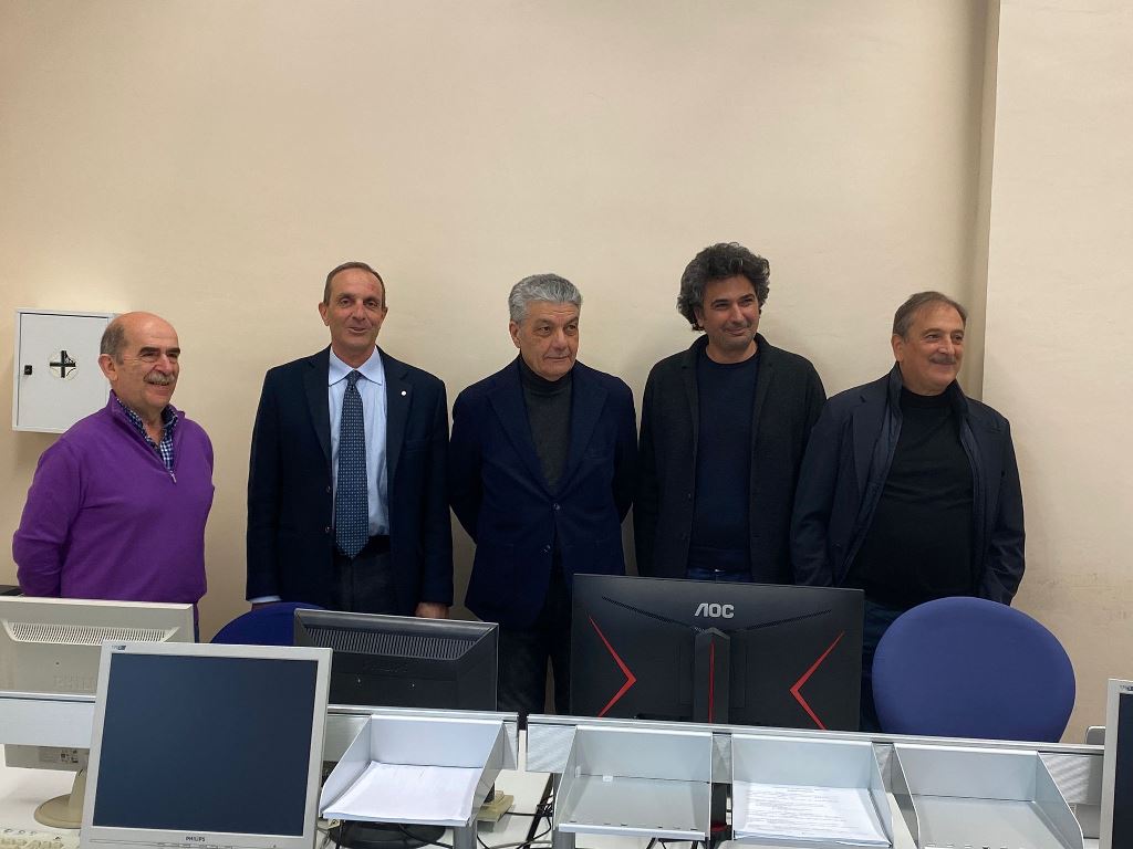 Si è concluso nei giorni scorsi, l’incontro di studio dedicato alla sostenibilità ed alla equità sociale nella valutazione degli investimenti in infrastrutture di trasporto, presso il Dipartimento di Ingegneria dell’informazione, delle Infrastrutture e dell’Energia Sostenibile (DIIES) dell’Università Mediterranea di Reggio Calabria. Si tratta di un’ulteriore attività sviluppata nell’ambito delle attività del “Dottorato in Ingegneria dell’Informazione” e del “Centro Nazionale per la Mobilità Sostenibile – MOST”. I potenziali effetti sociali e di coesione territoriale prodotti dalle grandi infrastrutture di trasporto in Calabria ed in Sicilia, ad esempio l’Alta Velocità ferroviaria ed il collegamento stabile nello stretto di Messina, necessitano di ulteriori approfondimenti sul piano scientifico ed applicativo. “I riferimenti nazionali per la valutazione degli investimenti pubblici prestano particolare attenzione alle componenti economiche ed ambientali della sostenibilità; tuttavia occorre comprendere e mitigare i divari sociali tra i territori nazionali ed europei” ha sottolineato il prof. Francesco Russodell’Università degli Studi Mediterranea di Reggio Calabria che, tra l’altro, recentemente è intervenuto sul tema delle grandi infrastrutture di trasporto al sud (AV e ponte) alla Camera dei Deputati nelle Commissioni Congiunte Trasporti ed Ambiente.    Il prof. Agostino Nuzzolo Università degli Studi di Roma “Tor Vergata” e tra i fondatori della scuola di ingegneria dei trasporti di Reggio Calabria ha delineato le linee di ricerca scientifica da approfondire per comprendere gli effetti di sostenibilità ed equità sociale potenzialmente prodotti dalle grandi infrastrutture di trasporto. “Occorre un approccio interdisciplinare ma soprattutto di sistema per supportare le scelte di investimento nel sistema delle infrastrutture strategiche di trasporto”. Nuzzolo ha presentato i risultati di una ricerca sui metodi di valutazione che lo ha visto impegnato anche nella valutazione dei potenziali effetti prodotti dal ponte sullo stretto di Messina.    Alcuni esempi applicativi a scala regionale (Calabria e Sicilia) sono stati presentati dall’ing. Corrado Rindone. L’evento si è concluso con la presenza del Rettore, prof. Giuseppe Zimbalatti e dei direttori dei due dipartimenti di Ingegneria della Mediterranea di Reggio Calabria, prof. Claudio De Capua (DIIES) e prof. Giovanni Leonardi (DICEAM). Gli intervenuti hanno sottolineato l’impegno dell’Ateneo reggino a sviluppare le ricerche finanziate con il PNRR ed in particolare nell’ambito dello spoke4-Rail Transportation del Centro Nazionale della Mobilità Sostenibile-MOST. Il Rettore prof. Giuseppe Zimbalatti  ha concluso ribadendo l’impegno dell’intera comunità accademica ad offrire un supporto scientifico nella realizzazione delle grandi infrastrutture che interessano l’area dello stretto di Messina (Ponte ed Alta Velocità). “Possiamo mettere a disposizione conoscenze e competenze, affinché le scelte sul sistema dei trasporti siano supportate da valutazioni quantitative e basate su approcci scientifici. È una sfida che impegna l’intera comunità accademica, mettendo a sistema tutte le aree culturali della Università Mediterranea di Reggio Calabria”.
