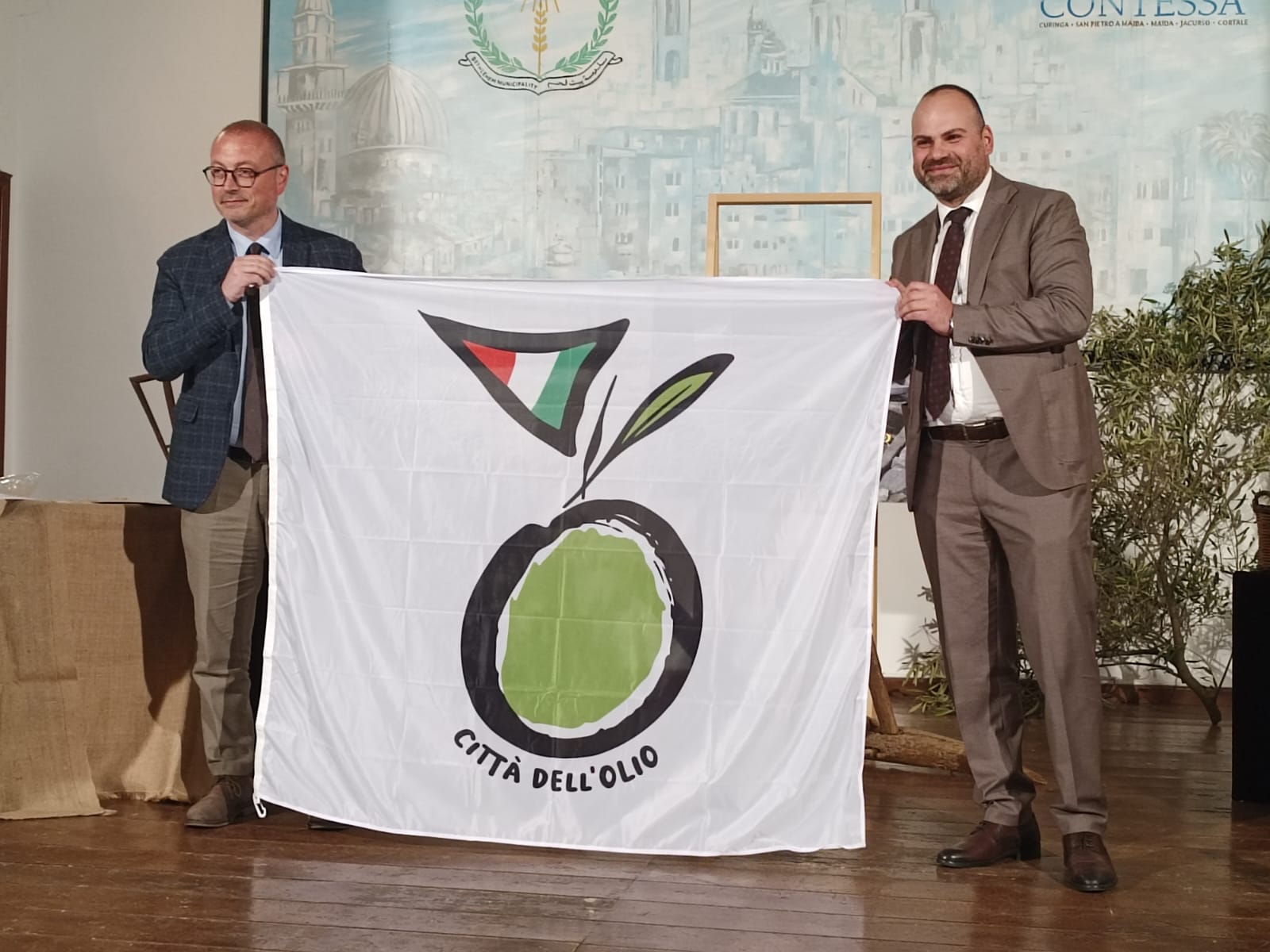 Città dell’Olio, Versace consegna la bandiera per l’ingresso ufficiale del Comune di San Pietro Maida