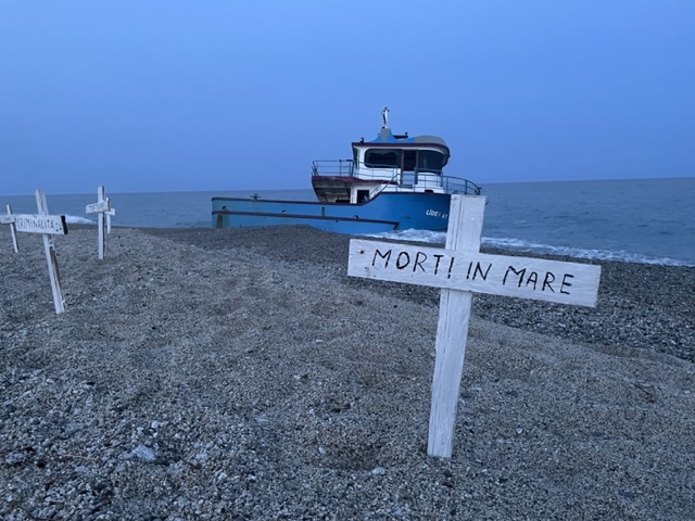 La spiaggia di Riace costellata di croci di legno, l’iniziativa di Nfp sull’immigrazione clandestina (FOTO)
