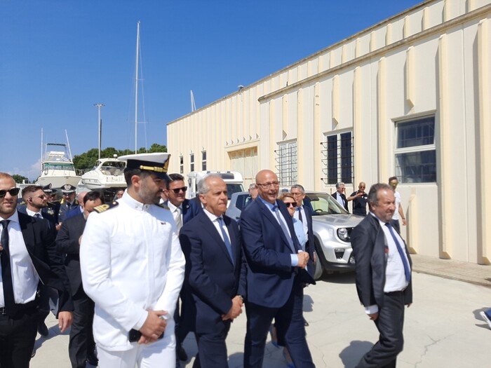 Migranti, il ministro Piantedosi a Roccella: “Miglioreremo accoglienza”