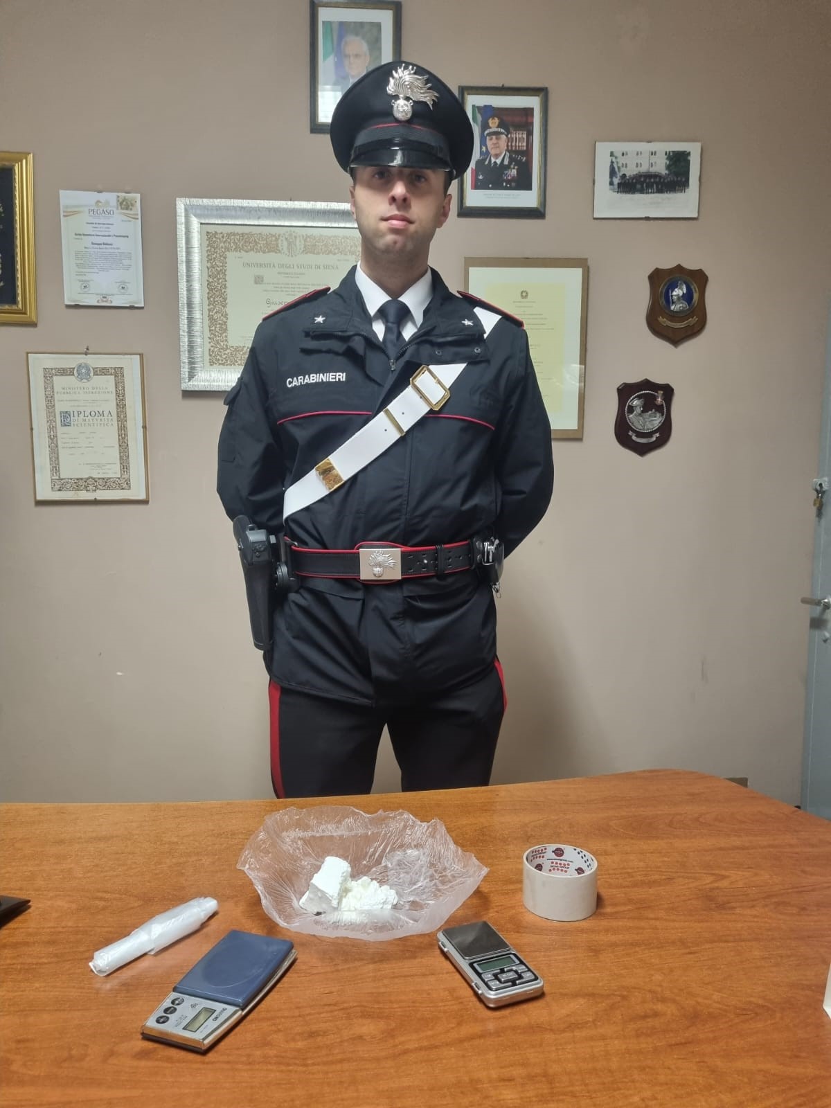 Aveva cocaina nello zainetto del nipote di 4 anni: arrestato