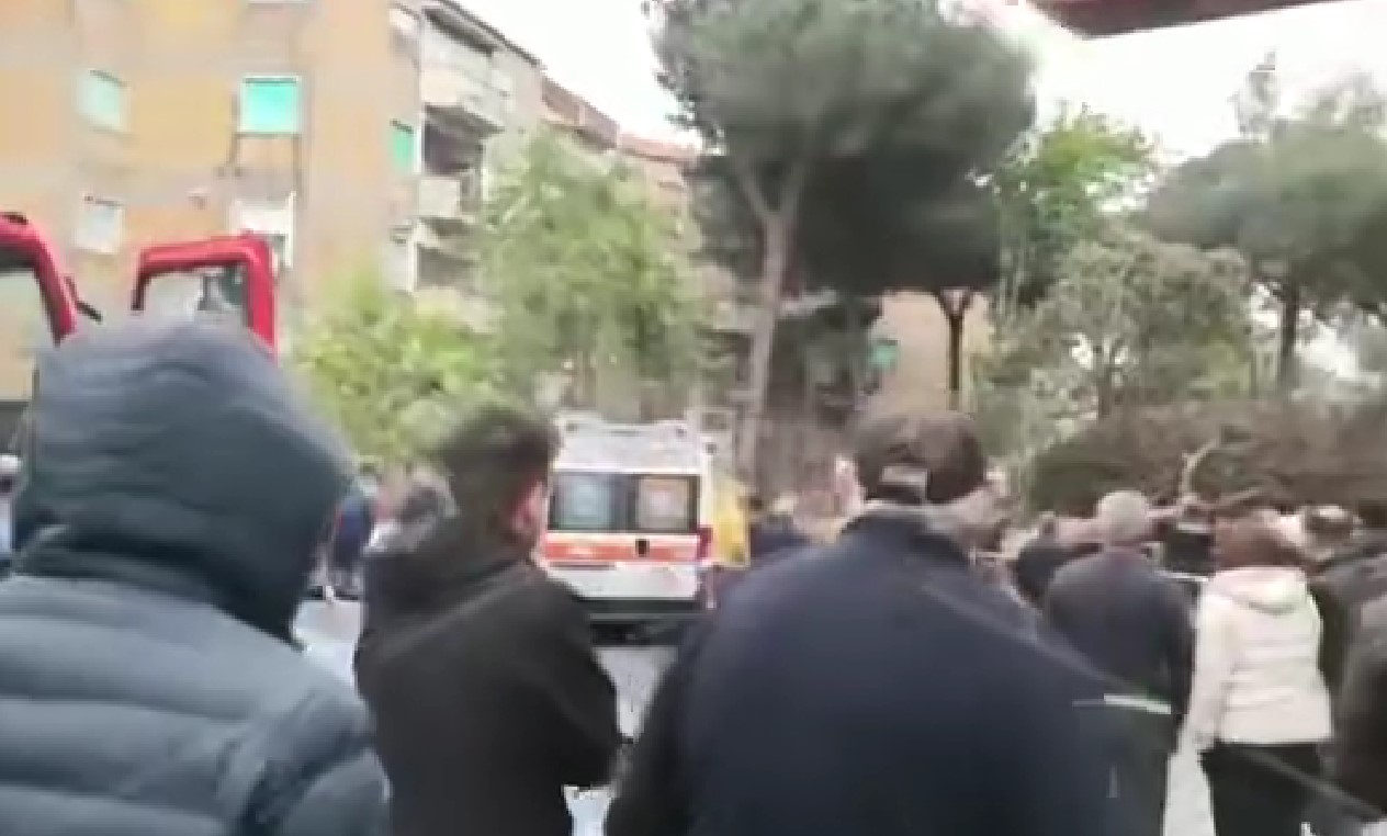 Maltempo a Reggio Calabria: albero cade, c’è un morto (VIDEO)