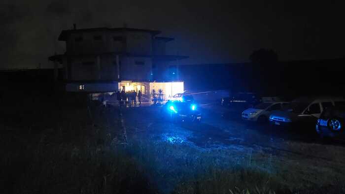 Donna uccisa in Calabria sulla porta di casa. Il bersaglio sarebbe stato il marito