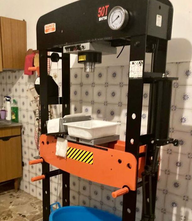 La Polizia di Reggio Calabria scopre laboratorio lavorazione cocaina: arrestati un colombiano e un italiano